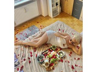 Click to chat with model Extremes25